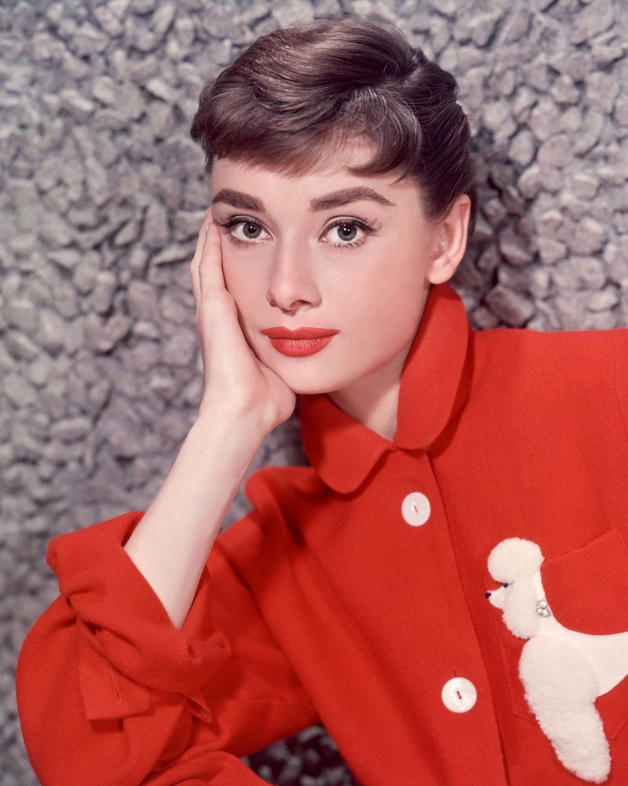 7. Màu son yêu thích của Audrey Hepburn và lý do cô ấy thích son màu đỏ